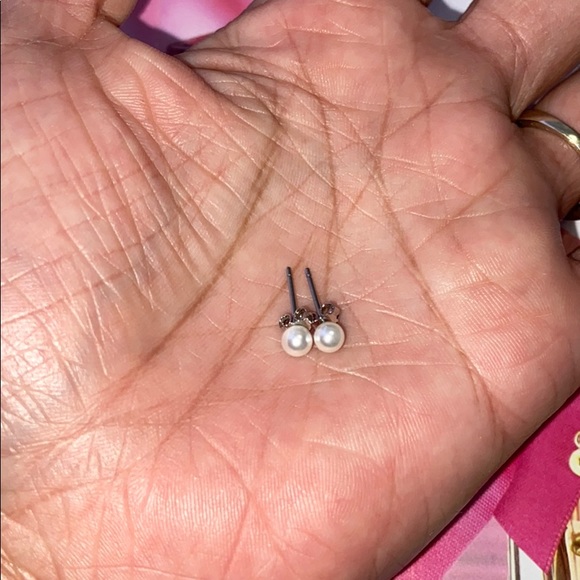 Jewelry - 🎀sterling silver mini pearl stud earrings